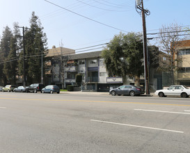 6245 Woodman Ave in Van Nuys, CA - Foto de edificio - Building Photo
