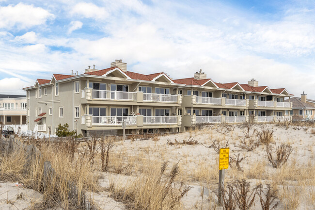 1051 Oceanfront in Long Beach, NY - Foto de edificio - Building Photo