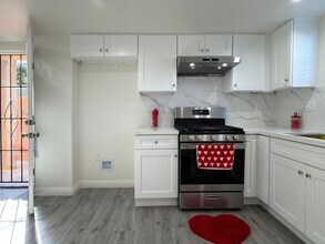 5970 Locust Ave in Long Beach, CA - Building Photo - Building Photo