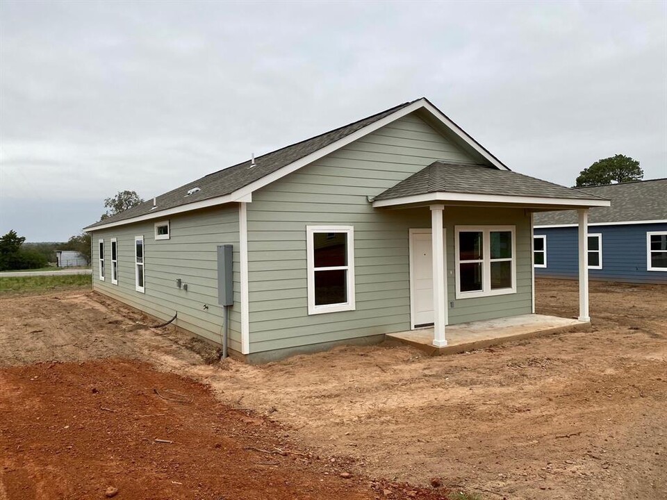 108 Rosanky Cattle Company Rd in Rosanky, TX - Foto de edificio