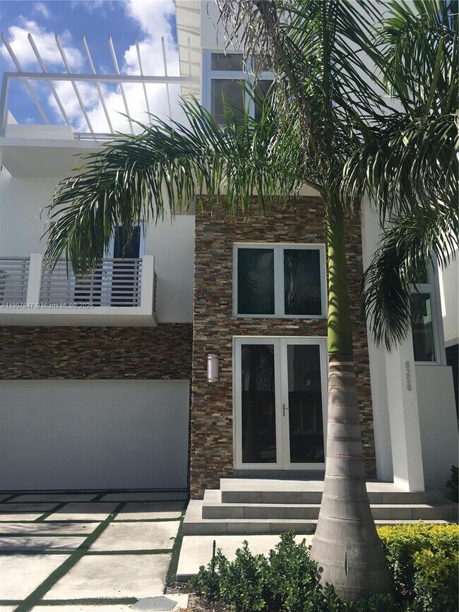 8258 NW 33rd Terrace in Doral, FL - Building Photo - Building Photo