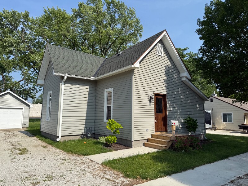 204 S Main St in South Whitley, IN - Building Photo
