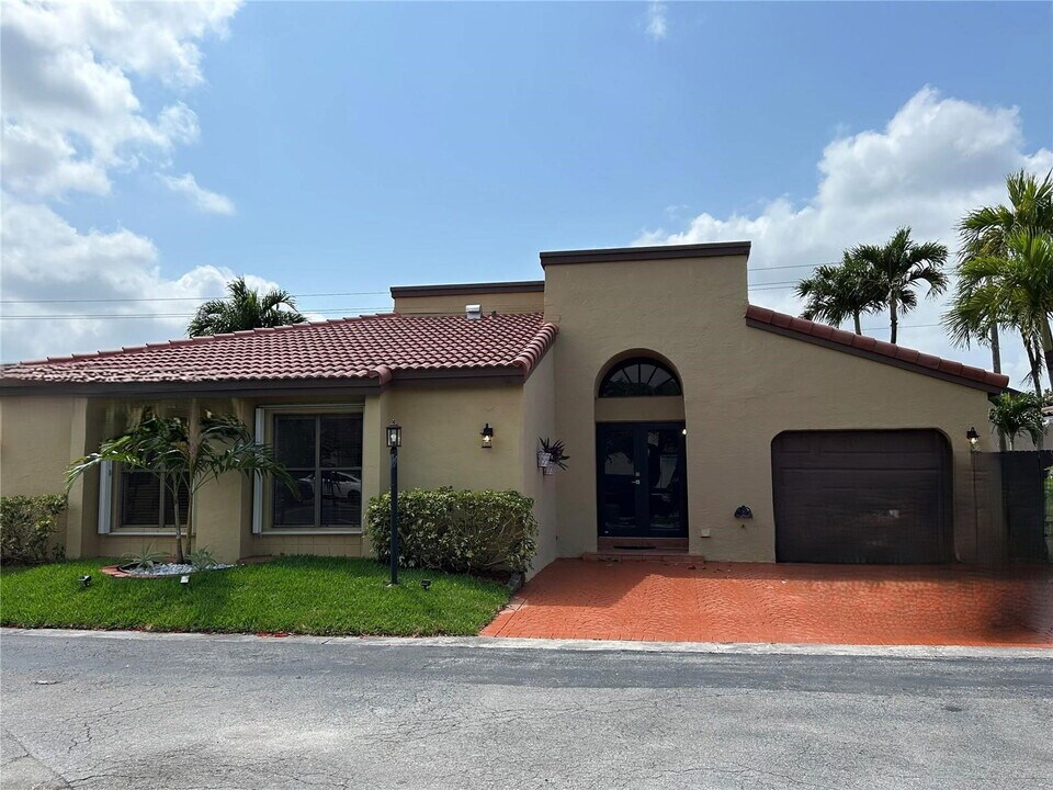 8910 SW 4th Ln in Miami, FL - Building Photo