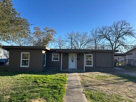 1709 Navidad St in Victoria, TX - Building Photo