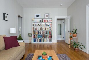 15 Trowbridge St, Unit #11 in Cambridge, MA - Building Photo