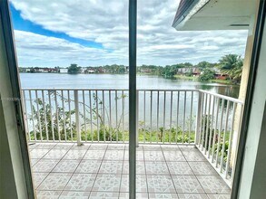 310 NW 107th Ave in Miami, FL - Building Photo - Building Photo