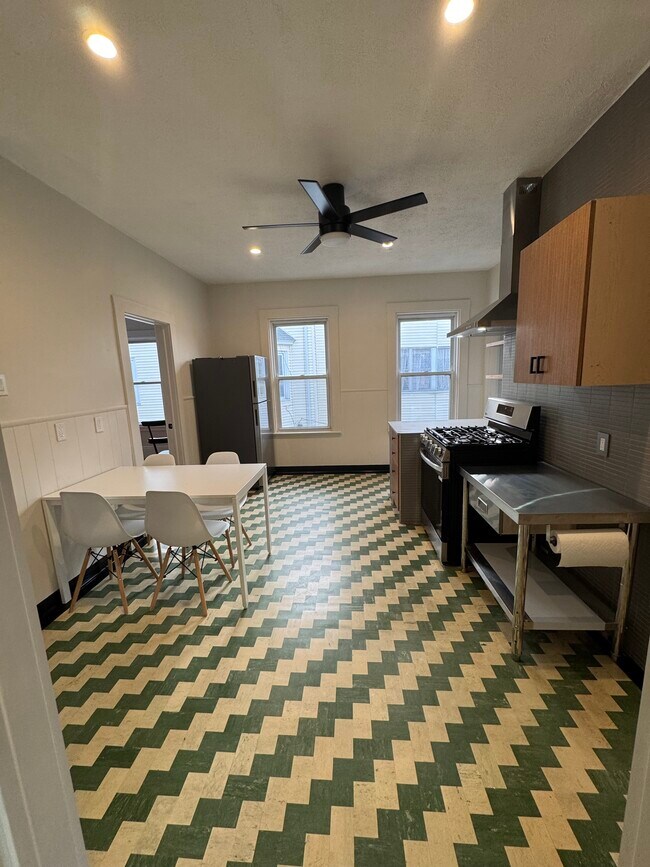11 Dorset St, Unit 2 in Boston, MA - Foto de edificio - Building Photo