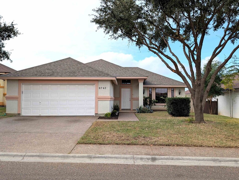 8742 Martinique Dr in Laredo, TX - Building Photo