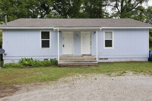 306 Tarver St SE in Jacksonville, AL - Building Photo