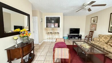 864 SE Festivo Ct in Port St. Lucie, FL - Foto de edificio - Building Photo