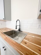 1209 Carlyle St, Unit A in Klamath Falls, OR - Foto de edificio - Building Photo