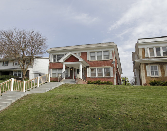 5900 W Wells St in Wauwatosa, WI - Foto de edificio - Building Photo