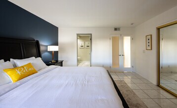 3155 E Ramon Rd, Unit 703 in Palm Springs, CA - Foto de edificio - Building Photo