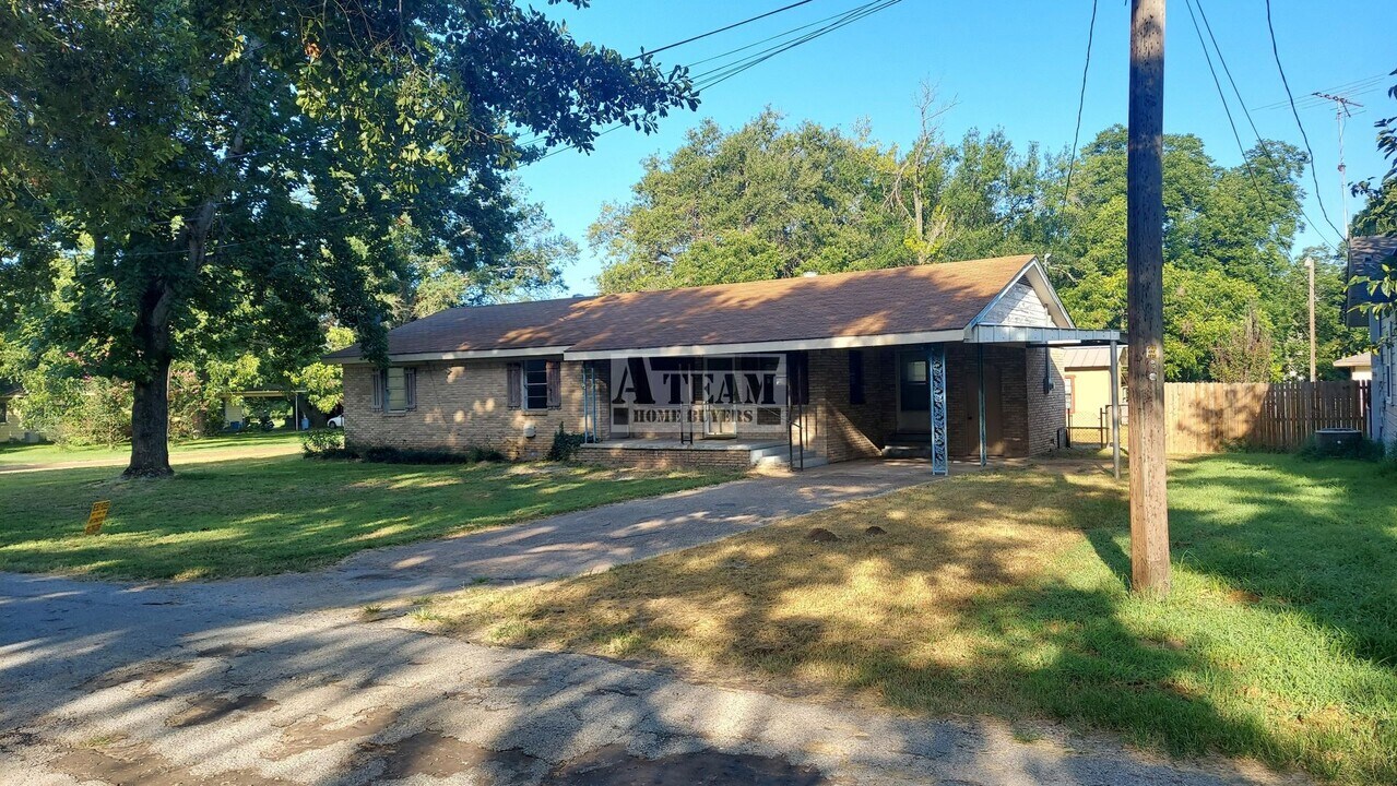 714 Lee St in Trinidad, TX - Building Photo