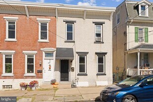 345 Hall St in Phoenixville, PA - Building Photo