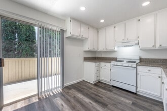 Lakewood Gardens in Lakewood, CA - Building Photo - Interior Photo