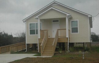 331 6th St in San Leon, TX - Building Photo