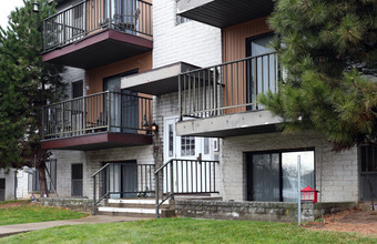 Silverwood Apartments in Cuyahoga Falls, OH - Building Photo - Building Photo