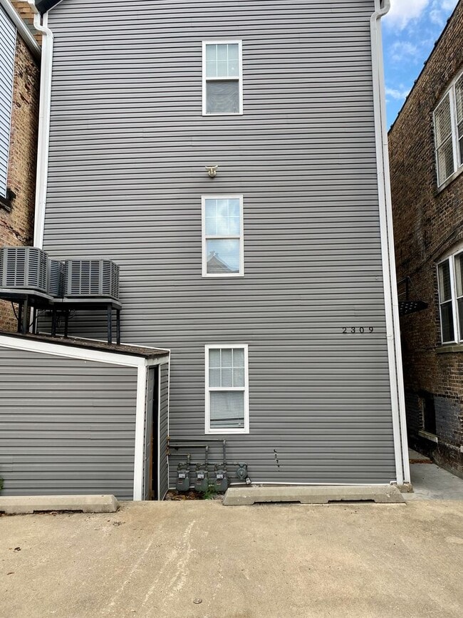 2309 S Sacramento Ave in Chicago, IL - Building Photo - Building Photo