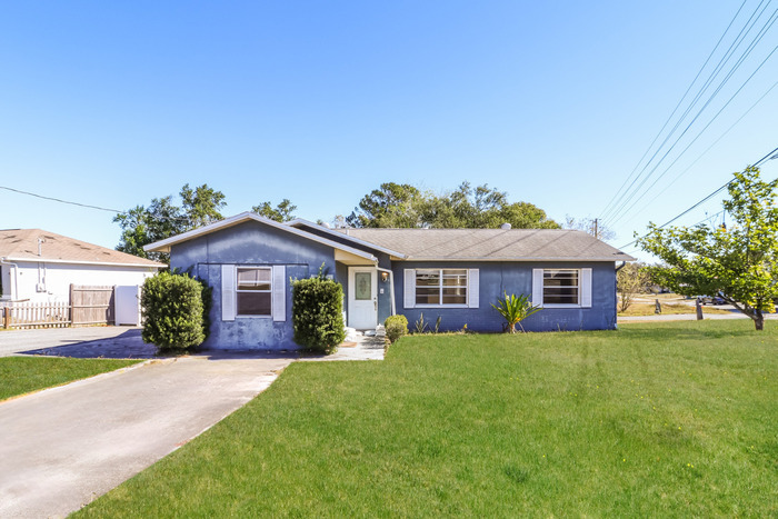 5004 Deltona Blvd in Spring Hill, FL - Building Photo