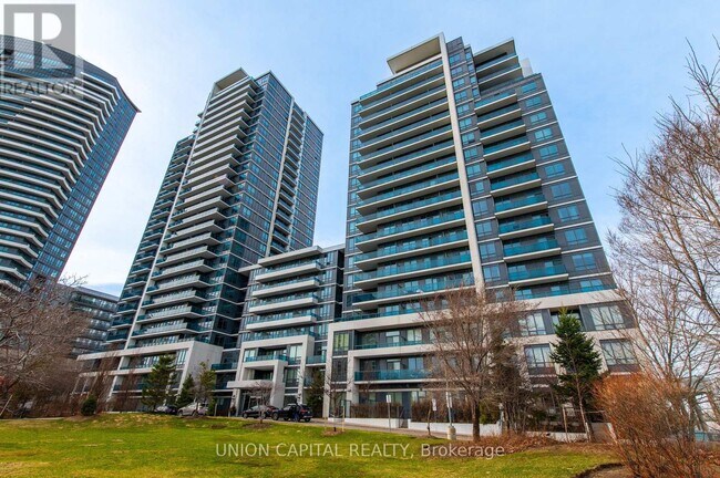 7165-7165 Yonge St in Vaughan, ON - Building Photo - Building Photo