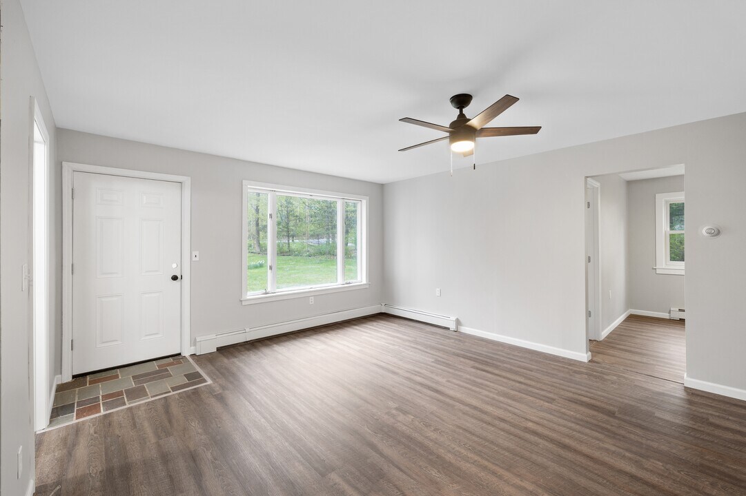 7 Ormsbee Rd in Porter Corners, NY - Building Photo