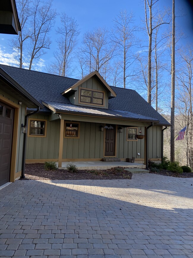 18 Twisted Birch Dr in Hendersonville, NC - Foto de edificio - Building Photo