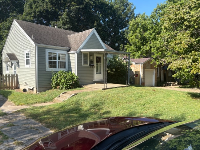 property at 2546 W Walnut St