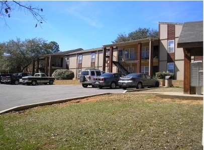 Academy Apartments in Palestine, TX - Building Photo