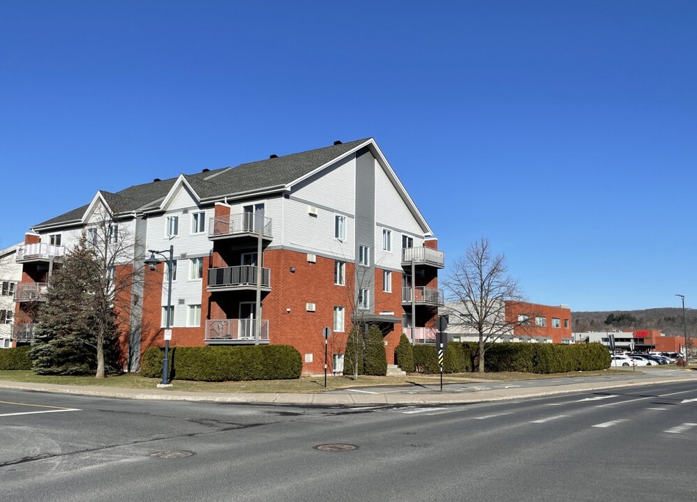 31 De La Gare St in St-Basile-le-Grand, QC - Building Photo