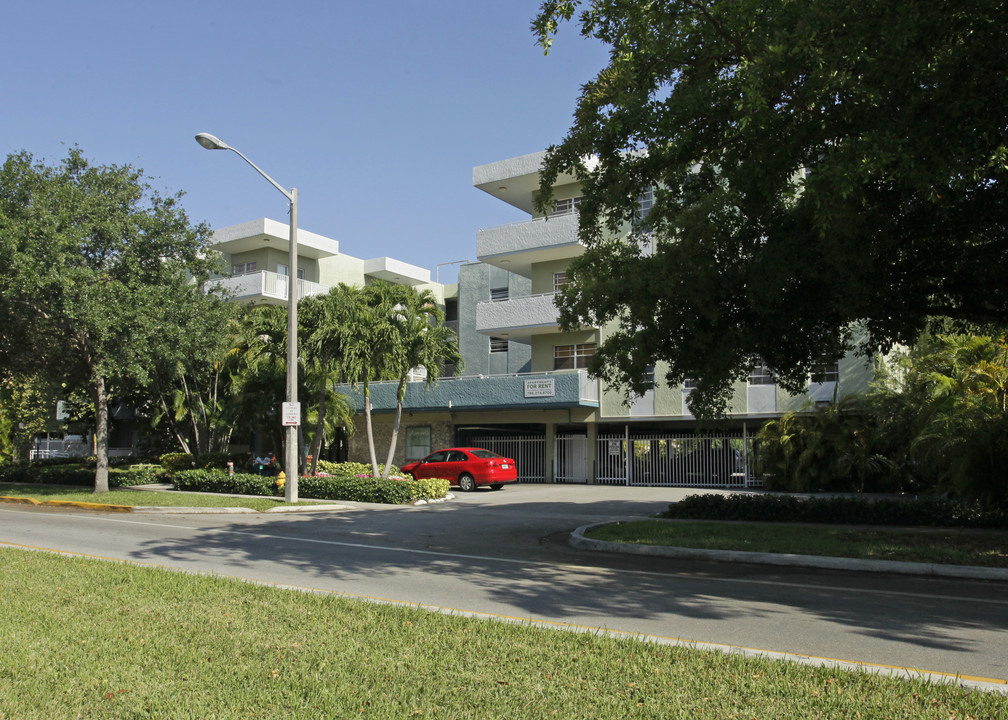 Alameda Garden Apartments in North Miami, FL - Building Photo