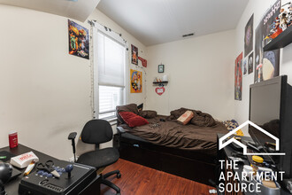 2911 N Ridgeway Ave, Unit 2F in Chicago, IL - Building Photo - Building Photo