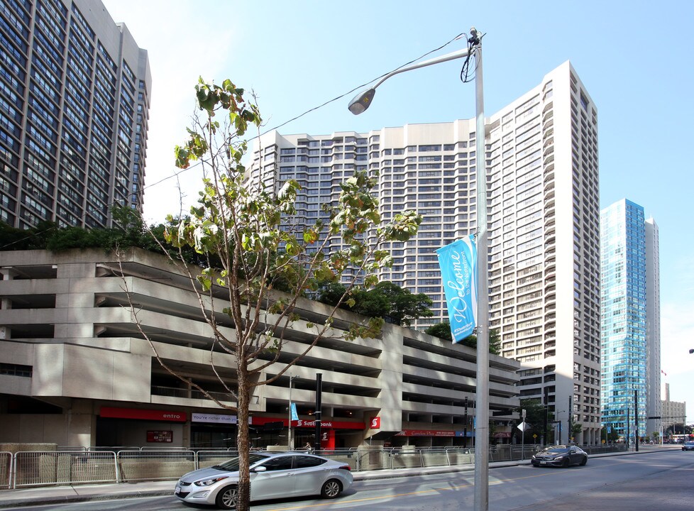 33 Harbour Sq in Toronto, ON - Building Photo