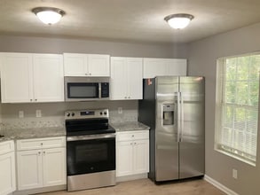 2218 Sandspring Dr SW in Atlanta, GA - Foto de edificio - Building Photo