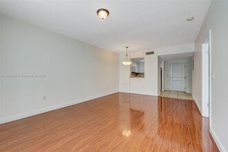 1250 S Miami Ave, Unit Apt 1010 in Miami, FL - Building Photo - Building Photo