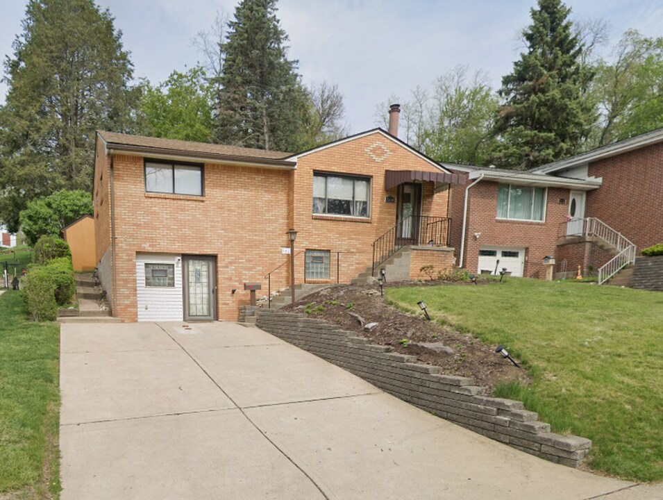 560 E Garden Rd in Pittsburgh, PA - Building Photo