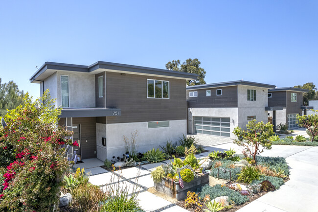 741-751 S Cedros Ave in Solana Beach, CA - Foto de edificio - Building Photo