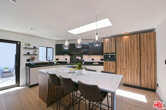 2795 Woodshire Dr in Los Angeles, CA - Foto de edificio - Building Photo