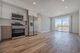 10247 Variel in Chatsworth, CA - Building Photo