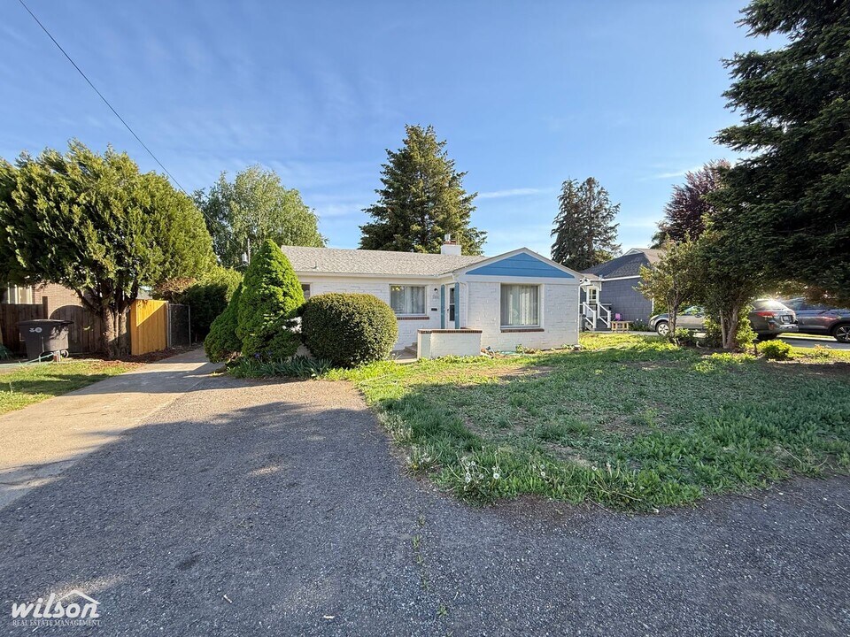 3404 W Yakima Ave in Yakima, WA - Building Photo