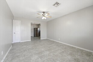 1202 N 49th Pl in Phoenix, AZ - Building Photo