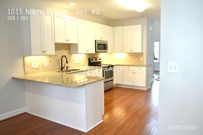 1015 Ninth Street, Unit Apt. #2 in Durham, NC - Foto de edificio - Building Photo
