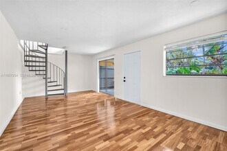 3265 Virginia St in Miami, FL - Foto de edificio - Building Photo