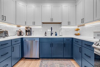 1721 Centre St in Boston, MA - Building Photo - Building Photo