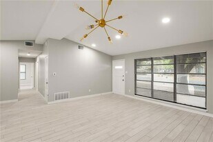 102 W St Johns Ave in Austin, TX - Building Photo