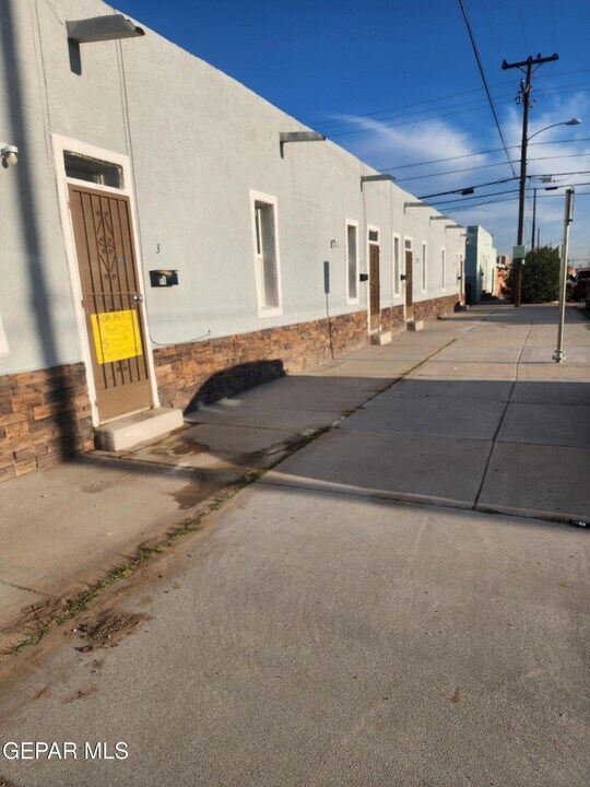 2300 Bassett Ave in El Paso, TX - Building Photo
