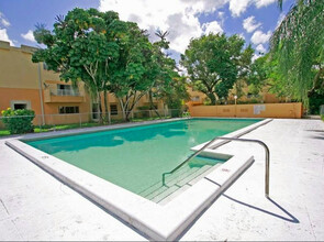 Treetop Apartments in Miami, FL - Building Photo - Building Photo