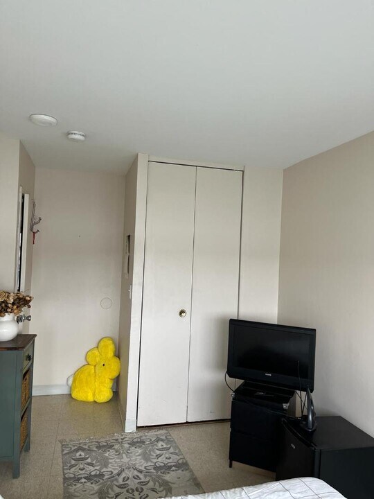 427 Border St in Boston, MA - Building Photo