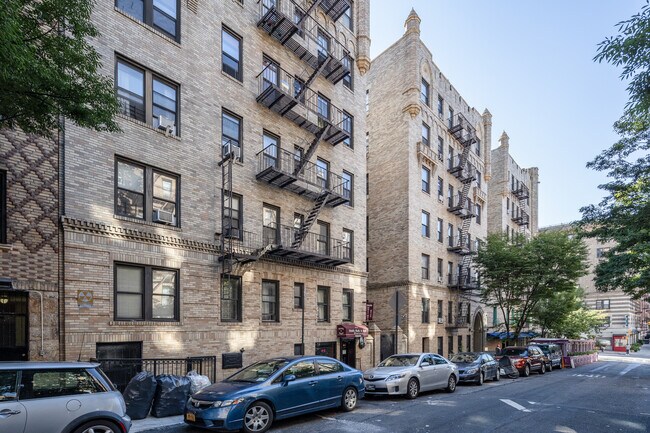 831 W 181st St in New York, NY - Foto de edificio - Building Photo