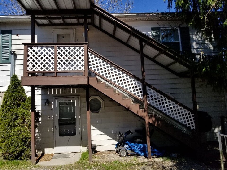 12 W 4th St, Unit C in Westover, WV - Foto de edificio